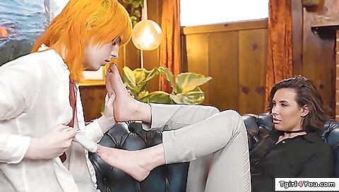 Sexy girl with perfect round ass gets